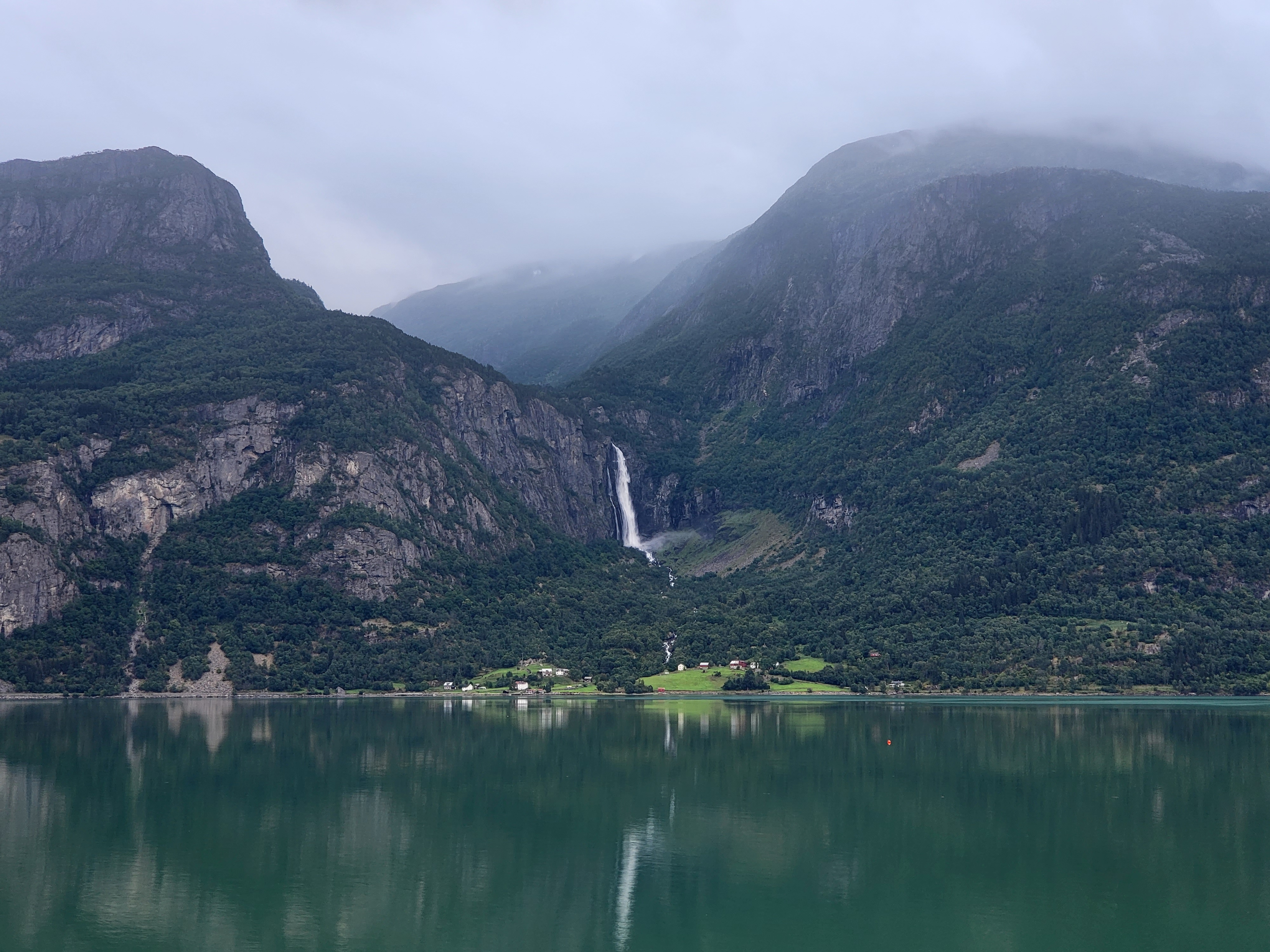 Blick auf den Feigumfossen Waterfall